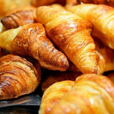 Bandeja de croissants y bollería recién hecha