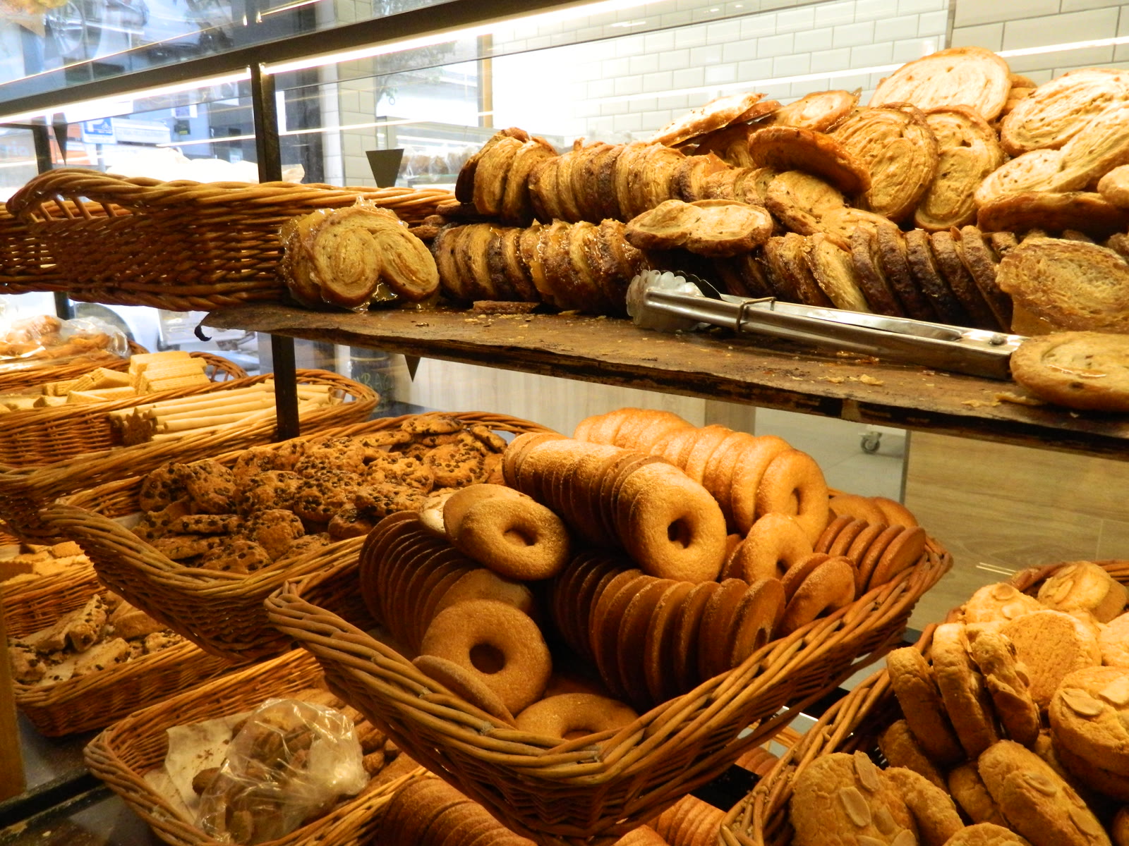 Cestas de galletas y rosquillas en el mostrador