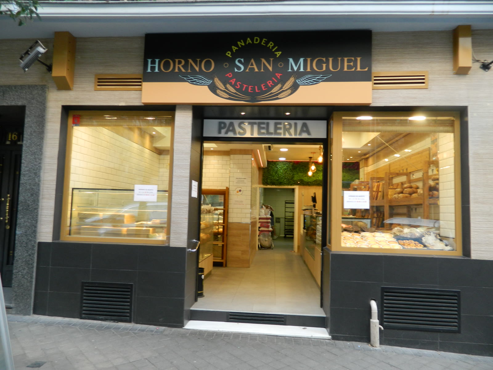 Fachada de Horno San Miguel, panadería en el barrio de Retiro, Madrid